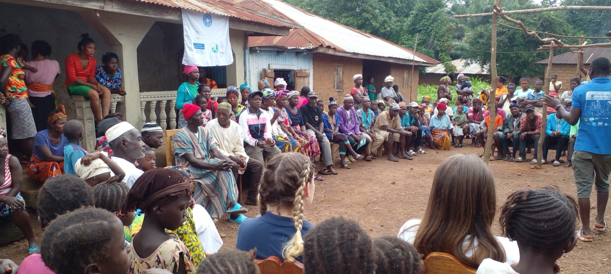 Sensibilización comunitaria en Sierra Leona.